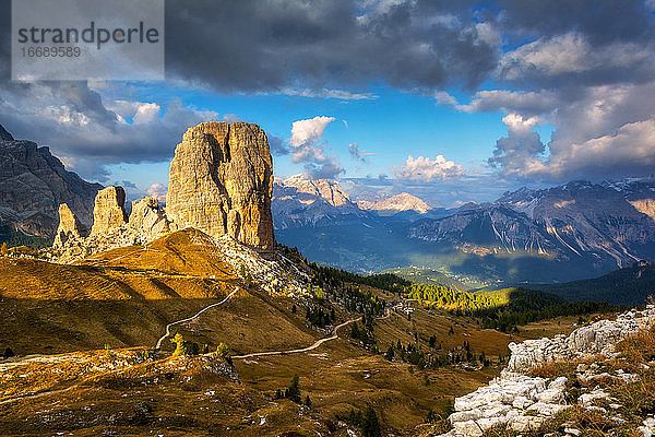 Sonnenuntergang über 5 Torri in Cortina d'Ampezzo  Dolomiten  Venetien  Italien