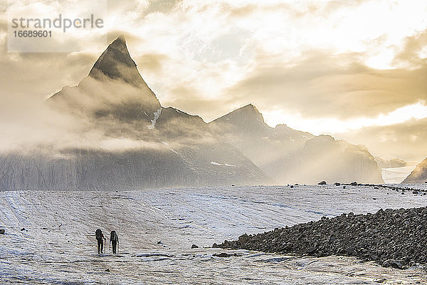 Rückansicht von Bergsteigern mit Silhouetten auf dem Weg zum Mt. Loki.