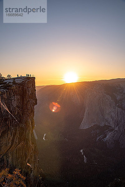 Besucher beobachten den Sonnenuntergang über dem Yosemite Valley vom Taft Point aus