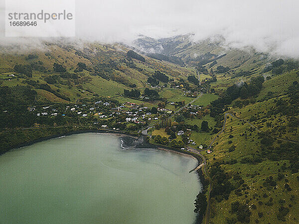 Kleiner Hafen in der Akaloa-Bucht  bewölkter Tag auf der Banks Peninsula  NZ