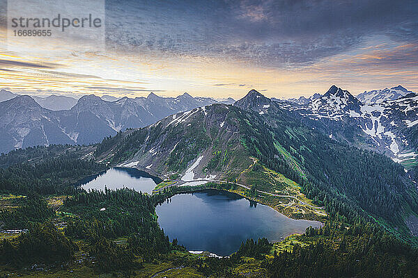 Wunderschöne Twin Lakes -Seen vom Gipfel des Winchester Mountain  USA