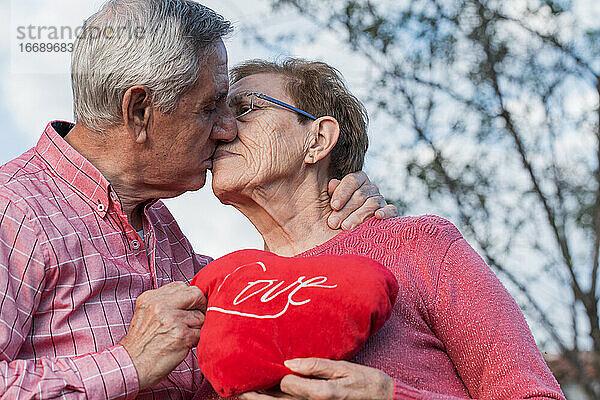 Liebendes älteres Paar  das sich zärtlich küsst
