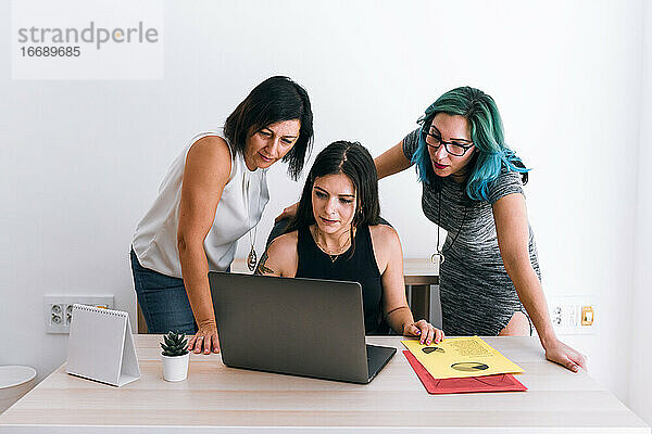 Junge Geschäftsfrauen arbeiten in einem Coworking-Büro