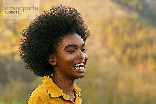 afroamerikanische Frau lächelnd glücklich in der Natur