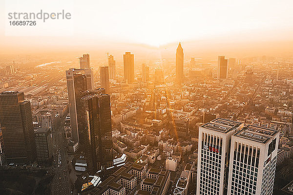 Unglaubliche Ansicht von Frankfurt am Main  Deutschland Skyline in auf Hazy Winter Morgen in schönen Sonnenaufgang Licht