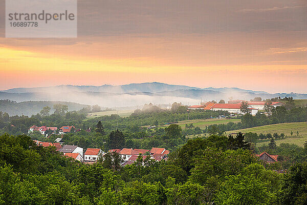 Nebliger Abend im Dorf Komna im Bezirk Uherske Hradiste  Tschechien.