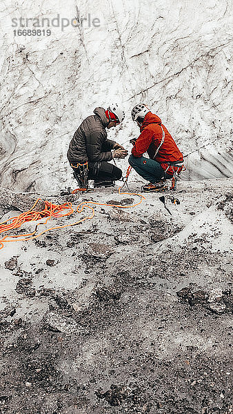 Bergführer unterrichtet Bergsteigen auf einem Gletscher in Chamonix