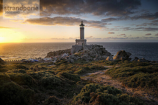 Der schöne Leuchtturm von Punta Nariga bei Sonnenuntergang. Galicien.