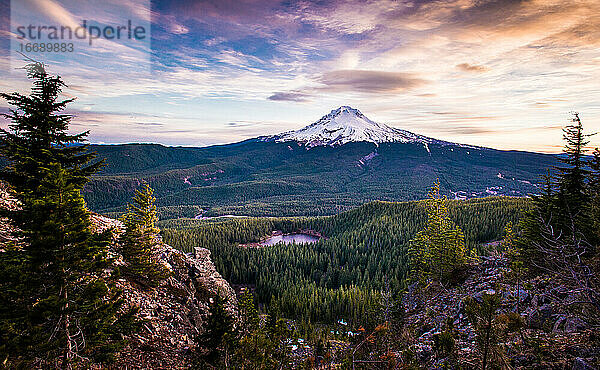 Mt. Hood in Oregon bei Sonnenaufgang mit Bäumen und See