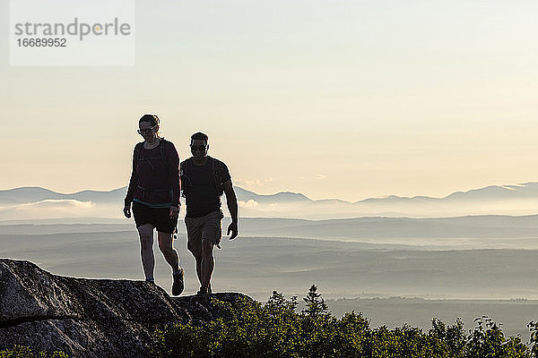 Ein gemischtrassiges Paar erreicht den Gipfel des Appalachian Trail