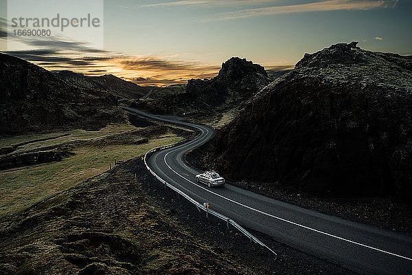 Autofahrt auf der Straße am Abend auf dem Lande