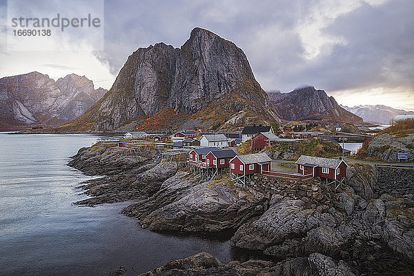 palastartige Häuser  die typisch für die Lofoten sind