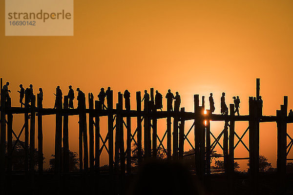 Silhouette Menschen zu Fuß auf U Bein Brücke gegen klaren Himmel bei Sonnenuntergang  Amarapura  Mandalay  Myanmar