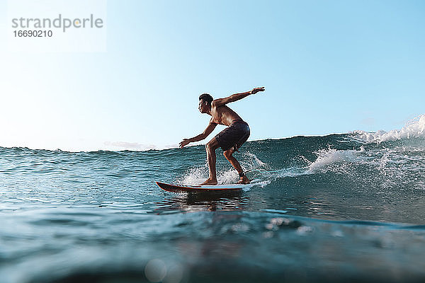 Surfer auf einer Welle  Lombok  Indonesien