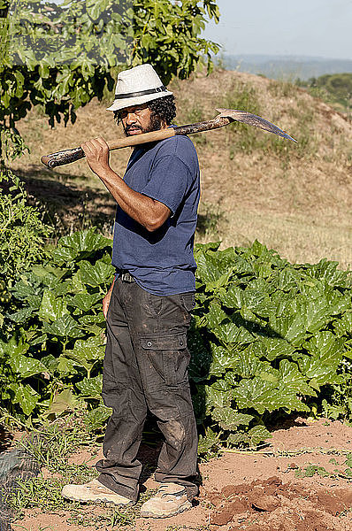 Porträt eines kolumbianischen Bauern mit einer Schaufel.