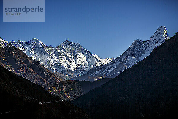 Die Himalaya-Gipfel Everest (links)  Llotse (Mitte) und Ama Dablam.
