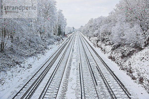 Eisenbahnschienen in gefrorener Winterlandschaft in Südengland