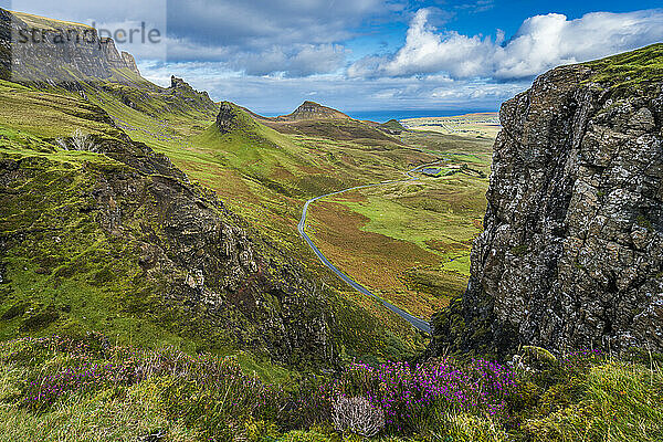 Blick von oben auf die Bergstraße bei Quiraing  Isle of Skye  Schottland  UK