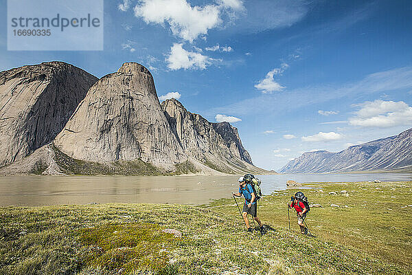 Backpacker wandern über die arktische Tundra am Akshayak-Pass