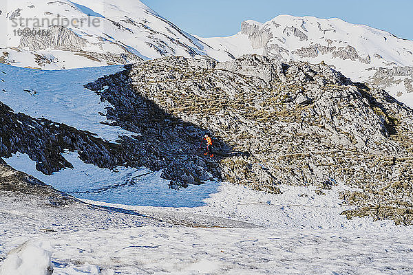 unbekannter Mann übt sich im Skilanglauf in verschneiten Bergen
