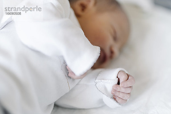 Neugeborenes Baby schlafend im Bett