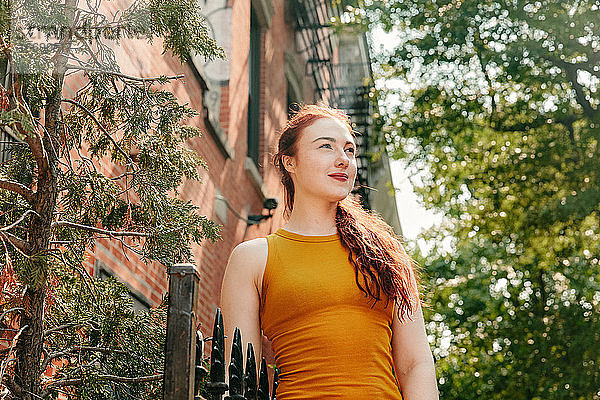 Porträt einer jungen Frau im Freien auf der Straße in Brooklyn.