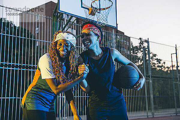 Lateinamerikanische und afrikanische Frauen spielen Basketball