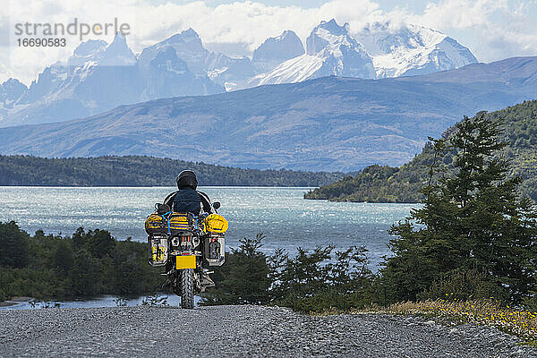 Mann auf seinem Tourenmotorrad in Torres del Paine  Patagonien