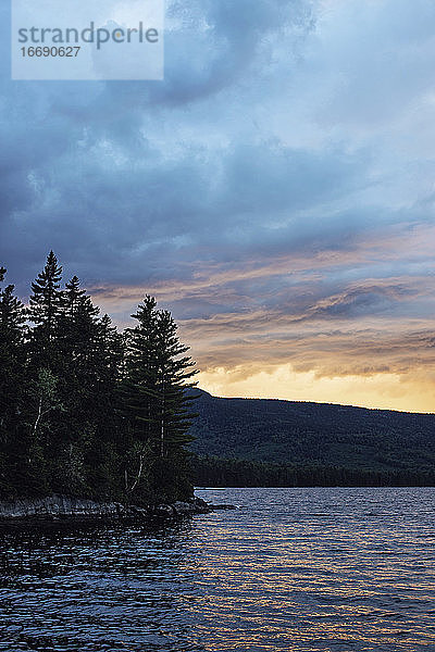 Schöner roter und gelber Sonnenuntergang über Bald Mountain Pond  Maine