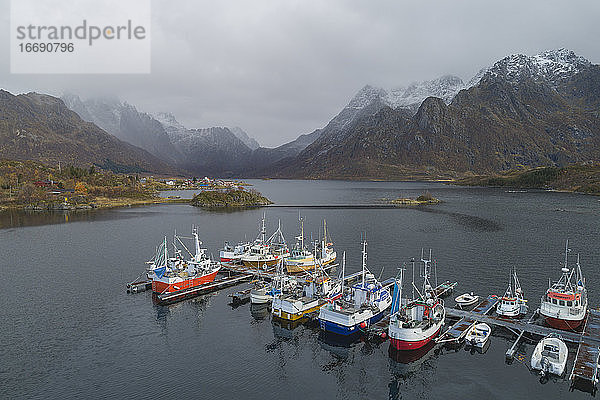 Boote im Hafen der Lofotenfjorde aus der Drohnenperspektive