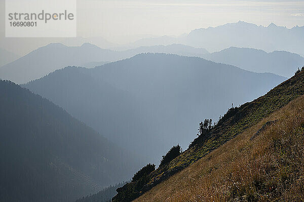 Der Rauch der Waldbrände erzeugt Bergschichten in den North Cascades