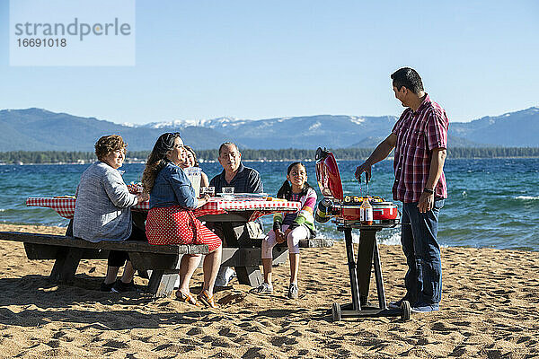 Eine Familie genießt ein Strand-BBQ am Ufer des Lake Tahoe  NV
