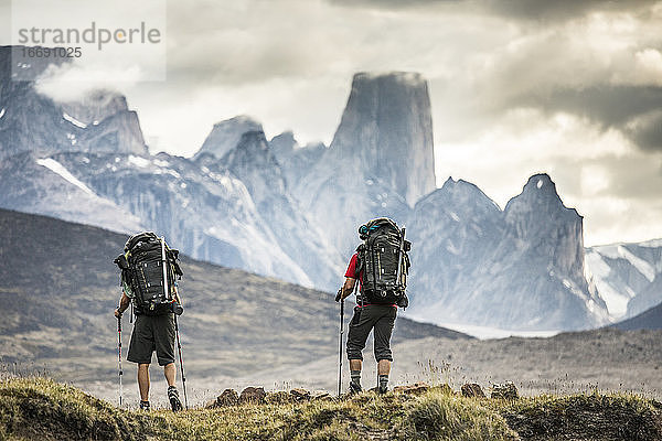 Rückansicht von Rucksacktouristen beim Wandern am Akshayak Pass  Baffin Island