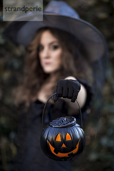 Eine schöne Hexe an Halloween