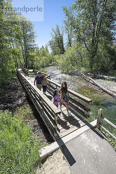 Eine Familie wandert auf einem Naturpfad in South Lake Tahoe  CA
