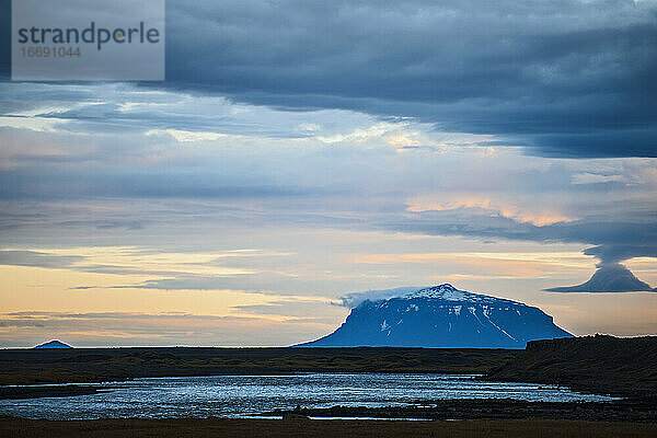 der majestätische Berg Herðubreið im isländischen Hochland