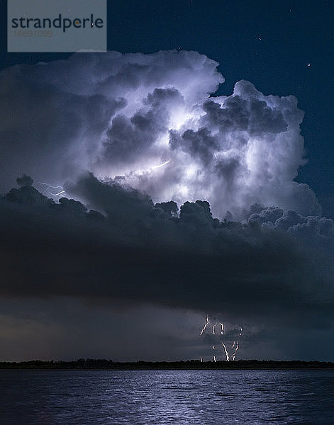 Massiver Blitzeinschlag an der Küste Floridas bei Nacht Langzeitbelichtung