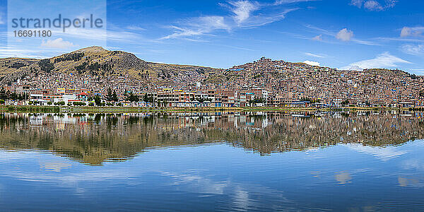 Panoramablick auf die Spiegelungen der Häuser in Puno  Titicacasee  Peru