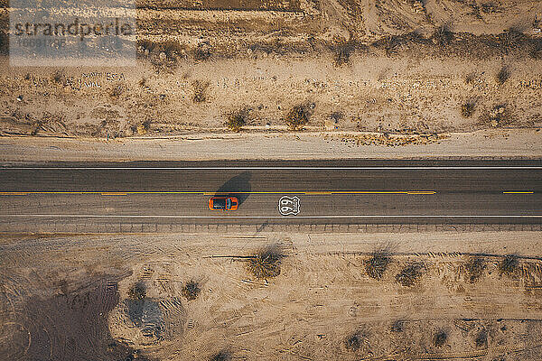 Ein Auto auf dem Highway 66 von oben  Kalifornien