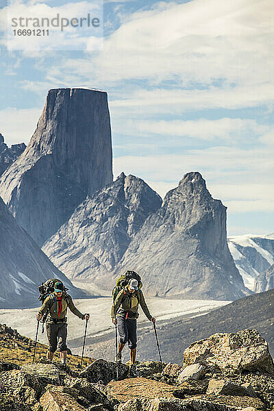 Rucksacktouristen beim Wandern unterhalb des berühmten Mount Asgard  Akshayak Pass.