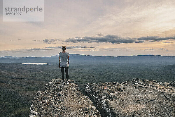 Frau steht auf den Balkonen und bewundert die weite Landschaft  Grampians National Park  Victoria  Australien