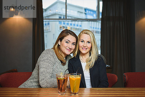 Erwachsene Freundinnen ruhen sich in einer Bar aus