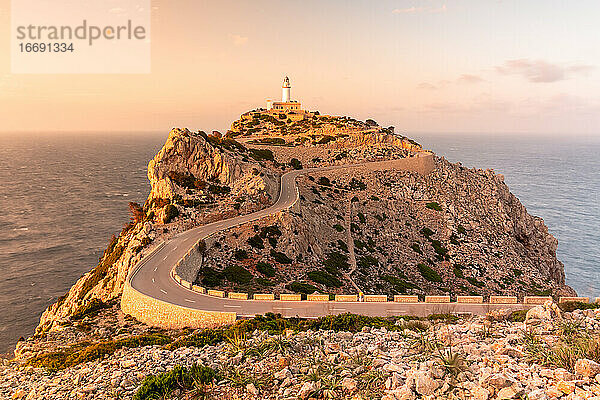 Leuchtturm von Kap Formentor auf Mallorca mit den rötlichen Tönen des Sonnenuntergangs