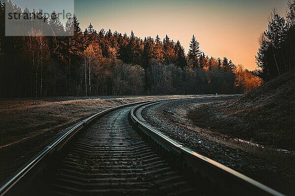 eine schöne Eisenbahnstrecke  die im Sonnenlicht fotografiert wurde.