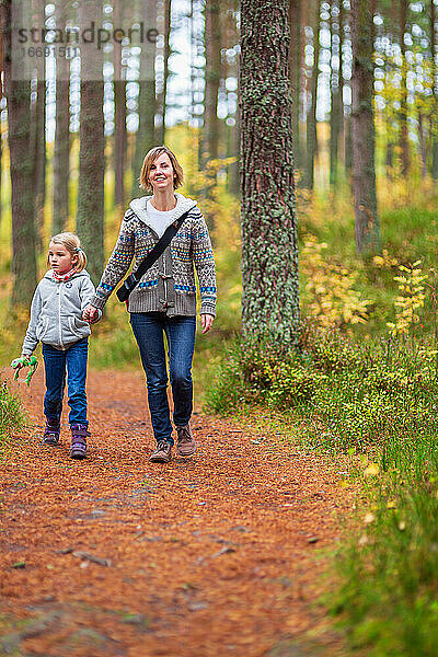 Mutter und Tochter auf einem Waldspaziergang