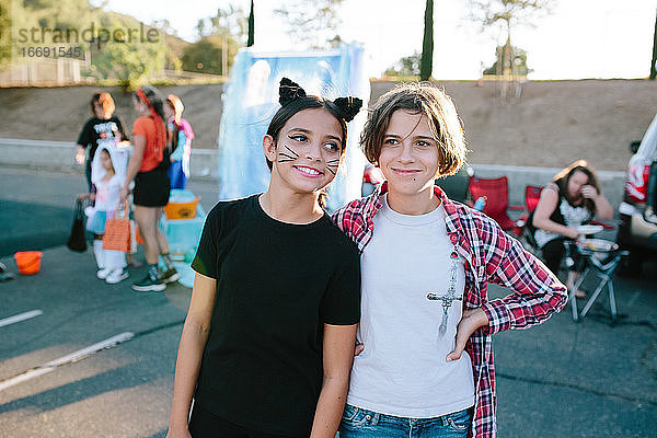 Junge Teenager-Mädchen stehen bei einer Halloween-Sammelaktion zusammen