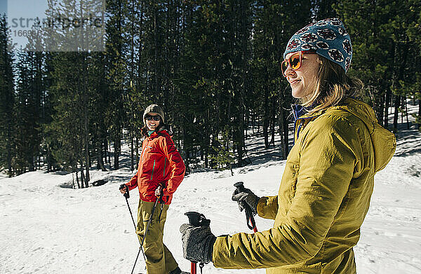 Zwei junge Frauen laufen an einem sonnigen Tag Langlaufski auf dem Mt. Hood.