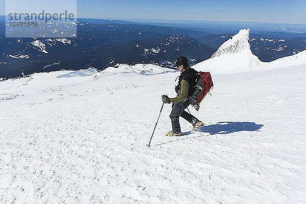Ein Mann klettert vom Gipfel des Mt. Hood in Oregon herunter.