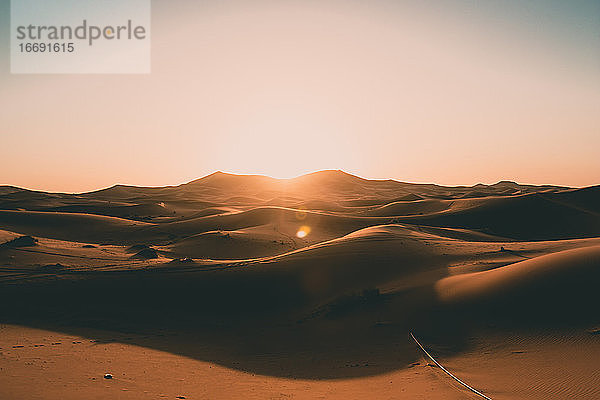 Leere Sahara Wüste Dünen in schönen Morgen Sonnenaufgang Licht mit keine Menschen