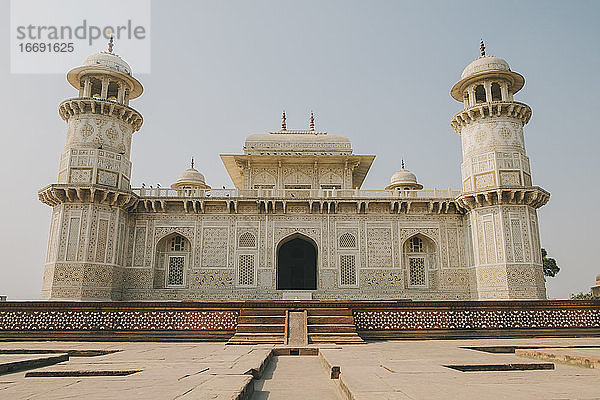 Itmad-ud-Daula  bekannt als das kleine Taj  Mausoleum aus weißem Marmor im Mogul-Stil  Agra.